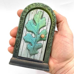 Puede incluir: Un letrero de madera rústica con el texto "Welcome to our home" en letras blancas. El letrero presenta un acabado envejecido y un diseño sencillo y acogedor, perfecto para un porche o entrada.