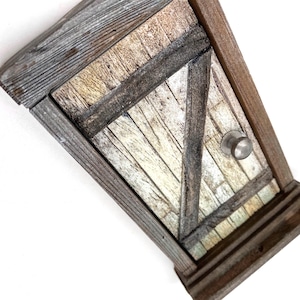 Puerta de duendecillo con barrotes