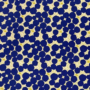 以下が含まれることがあります： クリーム色の背景に、ネイビーブルーの円が繰り返されるパターンの生地のクローズアップ。 円は密に詰め込まれ、テクスチャード加工された外観を作り出しています。 小さな黄色の花のアクセントがデザイン全体に散りばめられています。