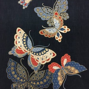 Könnte beinhalten: Ein dunkelblaues Textil mit mehreren bunten Schmetterlingen. Die Schmetterlinge haben komplizierte Muster in Blau-, Rot-, Gold- und Cremetönen. Das Design erinnert an traditionelle japanische Kunst.