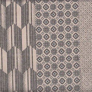 Könnte beinhalten: Stoffmuster mit drei verschiedenen Mustern. Der linke Abschnitt zeigt ein geometrisches Design aus grauen vertikalen Linien und gepunkteten Akzenten auf beigem Hintergrund. Die Mitte hat ein Blumenmuster und die rechte Seite ein Rautenmuster.