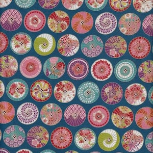 Könnte beinhalten: Ein türkisfarbener Stoff mit einem sich wiederholenden Muster aus bunten Kreisen. Jeder Kreis zeigt florale und geometrische Designs in Rosa, Rot, Lila, Grün und Weiß. Der Stoff wirkt lebendig und dekorativ.