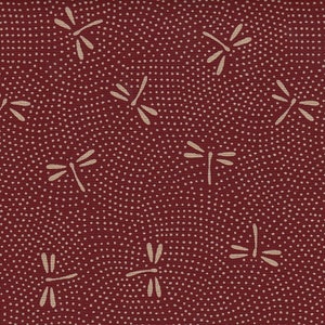 Könnte beinhalten: Nahaufnahme eines Stoffes mit einem sich wiederholenden Muster aus cremefarbenen Libellen und kleinen Punkten auf einem tiefroten Hintergrund. Die Libellen sind gleichmäßig über den Stoff verteilt.