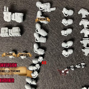 Puede incluir: Un conjunto de piezas de miniatura de plástico gris sin pintar para un juego de mesa. Las piezas incluyen componentes de armas, brazos y otros accesorios. El texto de la imagen dice "DARK SWORD THEME" y "KHORNER".