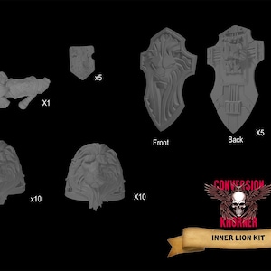 Op de afbeelding: Een set plastic miniaturen voor een tabletop game. De set bevat 10 schouderpads met een leeuwenkop, 5 schilden met een leeuwenkopontwerp en 1 leeuwenkophelm. De miniaturen zijn grijs en ongeverfd. De set is gelabeld "Inner Lion Kit" en is van het bedrijf "Conversion Kasrker".
