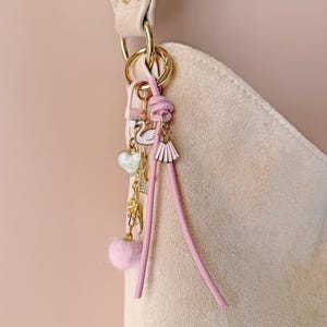Rosa ballerinaväska berlock guld balett tofflor nyckelring balletcore handväska tillbehör kokett svanberlock dans present feminin handväska smycken