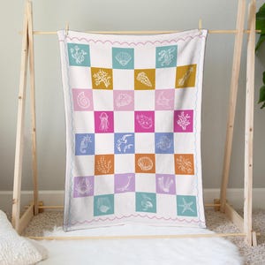 Coastal Blanket Seahorse Design Beach Throw Living Room Decor Ocean Nursery Blanket Scalloped Edge Baby Gift Marine Life Minky Bedroom Throw
