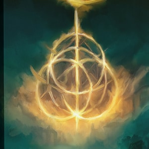 Può includere: Stampa su tela raffigurante un dipinto digitale di un simbolo dorato e luminoso sopra una figura inginocchiata con una spada. Lo sfondo è una miscela di tonalità verde acqua e verde scuro, con un effetto nuvoloso e atmosferico. Tema fantasy.