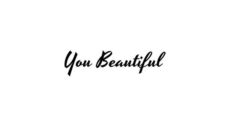 Puede incluir: Una imagen en blanco y negro con el texto "You Beautiful" escrito en letra cursiva.