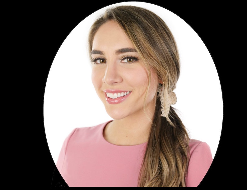 Puede incluir: Una mujer con el pelo largo y casta&ntilde;o claro lleva un vestido rosa y pendientes grandes de color beige. Est&aacute; sonriendo y mirando a la c&aacute;mara.