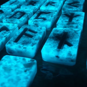 Türkis Lumineszierende Kristall Runen; Nordische Runen ; Meditation ; , Elder Futhark, Wikinger Runen; Leuchte im Dunkeln