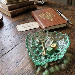 Vintage Green Glass Grape Dish - Vide-poche Raisin en Verre Vert - Mid Century Modern Trinket Tray - Boho Home Decor Retro