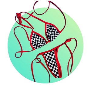 Puede incluir: Un bikini de cuadros rojos y negros con ribetes rojos. La parte superior es de estilo triangular y la inferior es de estilo atrevido.