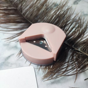 Perforatore per angoli rosa | per carta fino a 400 g | Accessori per la realizzazione di cartoline | Arrotonda angoli | Rosa antico #2033