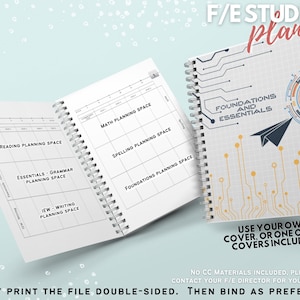 Puede incluir: Un planificador para estudiantes de Foundations and Essentials. El planificador tiene una cubierta blanca con un diseño de placa de circuito y las palabras "Foundations and Essentials" en texto negro. El planificador también tiene un gráfico de avión de papel. El planificador está abierto para mostrar las páginas interiores, que están divididas en secciones para la lectura, las matemáticas, la ortografía y la planificación de las bases.