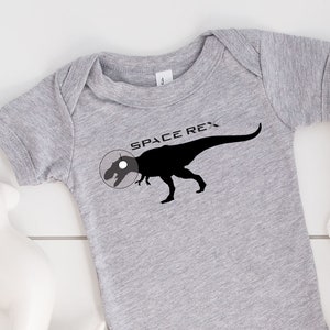 スペースレックスワンジー、かわいい子供服、ベビーシャワーギフト、新米ママギフト、ユーモラスなTシャツ、恐竜好きのシャツ、Tレックスシャツ