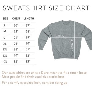 Puede incluir: Una tabla de tallas para sudaderas, que muestra las medidas de pecho y longitud en pulgadas para las tallas S a 4XL. La tabla incluye un diagrama de una sudadera con las medidas de pecho y longitud etiquetadas.