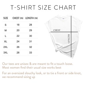 Puede incluir: Tabla de tallas de camiseta con medidas en pulgadas para el pecho y la longitud. La tabla muestra las tallas de la S a la 3XL. La tabla est&aacute; acompa&ntilde;ada de una camiseta blanca con l&iacute;neas que indican las medidas del pecho y la longitud.