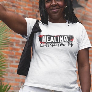 La guérison me va bien sur le t-shirt | t-shirt chrétien | T-shirt motivant | T-shirt inspirant | Récupération | Divorce | Survivant du cancer | Deuil
