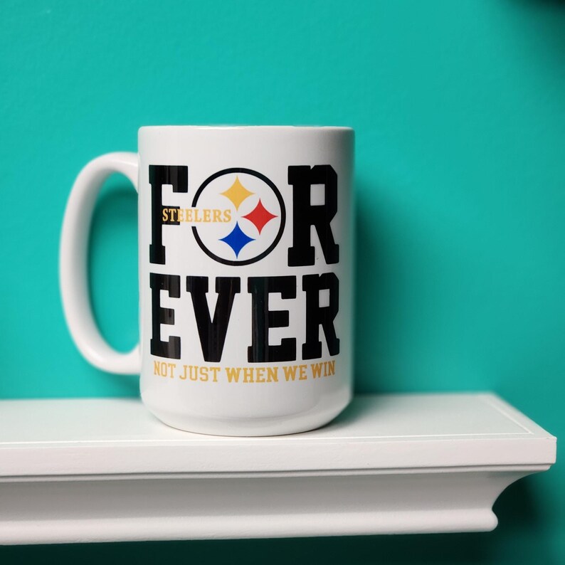 Peut inclure: Mug en c&eacute;ramique blanche avec un logo noir et jaune des Steelers de Pittsburgh et le texte "FOR EVER NOT JUST WHEN WE WIN".