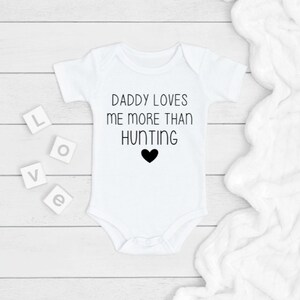 Papá me ama más que la caza ONESIE®, anuncio de embarazo traje corporal del bebé, regalo del bebé recién nacido