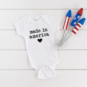 Made In America Heart ONESIE®, Vaterländischer Baby Bodysuit, Unabhängigkeitstag, 4. Juli ONESIE®