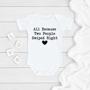 Allemaal omdat twee mensen naar rechts veegden ONESIE®, zwangerschapsaankondiging ONESIE®, pasgeboren babycadeau