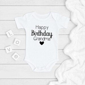 Alles Gute zum Geburtstag Oma ONESIE®, Grammys Geburtstag Body, Neugeborenen Baby Geschenk für Mam-Mam
