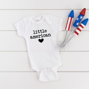 Little Amerian Heart ONESIE®, Vaterländischer Babybodysuit, Unabhängigkeitstag, 4. Juli ONESIE®
