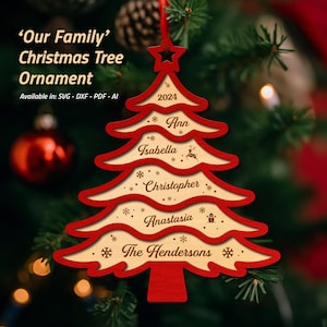 Puede incluir: Adorno de árbol de Navidad de madera roja con el texto "Our Family" y el año "2024" en la parte superior. Los nombres "Ann", "Isabella", "Christopher", "Anastasia" y "The Hendersons" están escritos en el árbol.