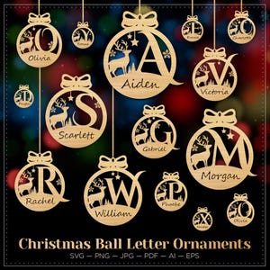 Könnte beinhalten: Weihnachtskugel-Ornamente aus Holz mit Buchstaben und Namen. Jedes Ornament zeigt einen Buchstaben, eine Hirschsilhouette und einen Namen. Der Text "Christmas Ball Letter Ornaments" steht unten.