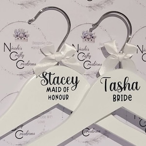 Cintre de mariée, cintre de demoiselle d&#39;honneur, cintre de robe de mariée, cintre en bois, cintre avec nom, cadeau de mariage, shower de mariage, jour du mariage