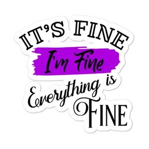 Puede incluir: Una pegatina con el texto "It's Fine I'm Fine Everything is Fine" en texto negro sobre fondo blanco. Las palabras "I'm Fine" están escritas en negro sobre un trazo de pintura morado.