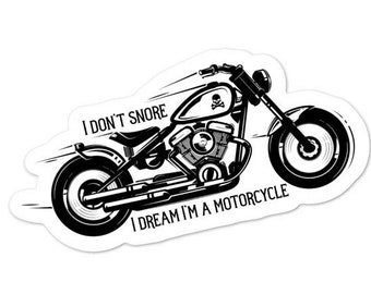 Op de afbeelding: Zwart-witte illustratie van een motorfiets met de tekst "Ik snurk niet, ik droom dat ik een motorfiets ben".