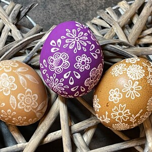 Real chicken eggs with scratch-painted pattern, Easter eggs as decoration, hand-decorated hen egg, Easter gift, Easter decorations, hand-painted, 6 cm