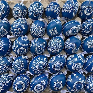 Zum Aufhängen  Echte Hühnereier handbemalt mit dunkel blauer Farbe und weißem Wachs 6 CM