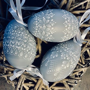 Grey and white goose-eggs with wax patterns, for hanging, 9-10 cm