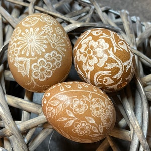 Real chicken eggs with scratch-painted pattern, Easter eggs as decoration, hand-decorated hen egg, Easter gift, Easter decorations, hand-painted, 6 cm