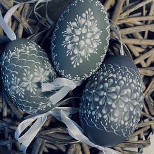 Grey and white goose-eggs with wax patterns, for hanging, 9-10 cm