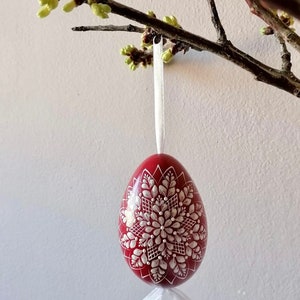 Red and white goose-egg Easter eggs with wax patterns, for hanging, 9-10 cm