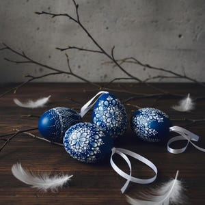 Uova di Pasqua fatte a mano a forma di anatra blu scuro e bianche con motivi in cera, da appendere, 6,5-7 cm