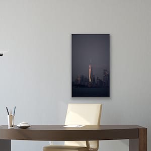 Fine Art Fotografie Druck Wandkunst - New York Skyline mit der Freiheitsstatue und dem World Trade Center am Abend