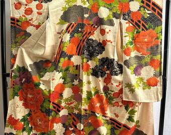 Vintage Japanese Silk kimono -  Furisode with beautiful motifs