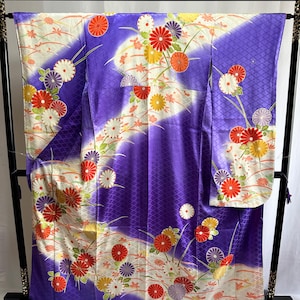 Vintage Japanese Silk kimono -  Furisode with beautiful flowers