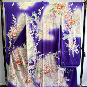 Vintage Japanese Silk kimono -  Furisode with beautiful flowers