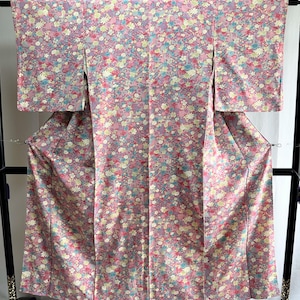 Vintage Japanese Silk kimono -  Beautiful pattern