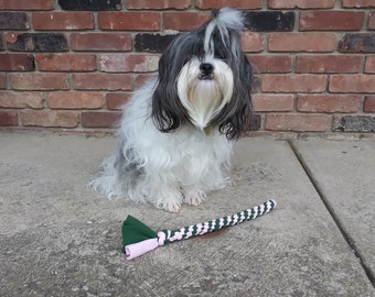 jouet de remorqueur pour animaux de compagnie en polaire nouée rose et verte.