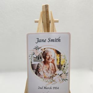 x 1 Cartão Floral Memorial Card Frente e verso e totalmente personalizável-