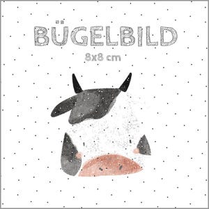 Op de afbeelding: Een vierkante, witte opstrijkbare patch met een cartoon koeienontwerp. De koe is zwart en wit met een roze neus. De tekst "BÜGELBILD" staat boven de koe en "8x8 cm" eronder. De achtergrond heeft kleine zwarte stippen.