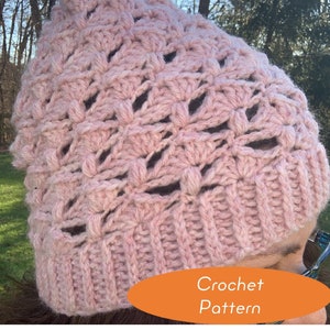 Puede incluir: Un gorro de crochet rosa con un patrón de punto de encaje. Patrón de crochet.